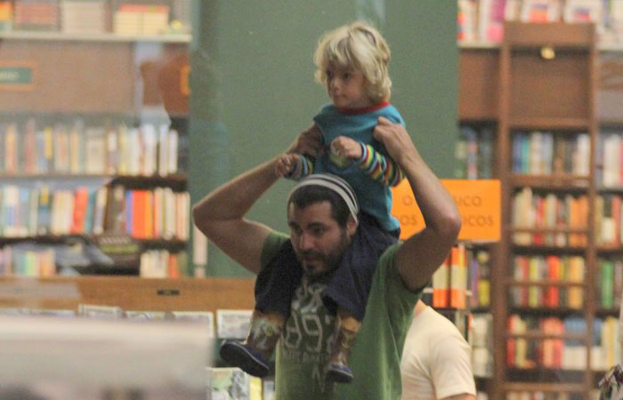 Thiago Lacerda passeia com os filhos em shopping do Rio - O Fuxico