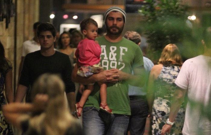 Thiago Lacerda passeia com os filhos em shopping do Rio - O Fuxico