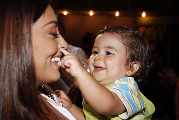 Pedro coloca o dedo no nariz da mamãe Juliana Paes