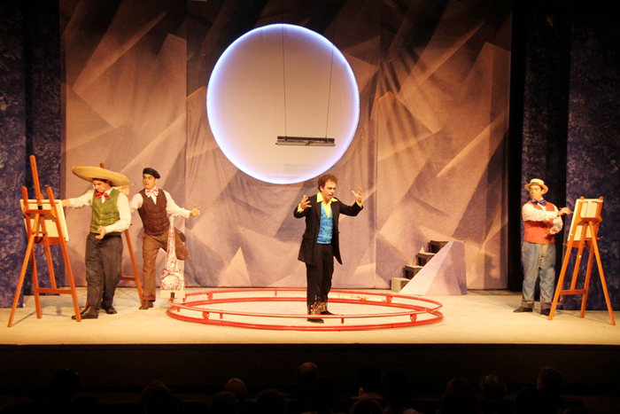 João Velho em ação em teatro do Rio