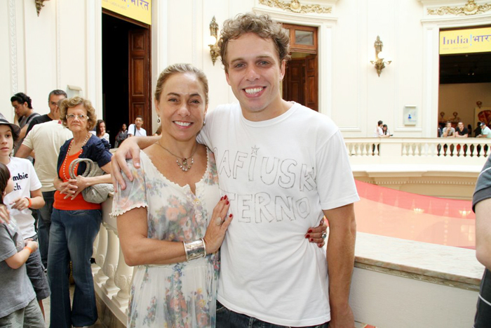 João Velho, com camisa homenageando seu irmão Rafael, posa para foto ao lado de sua mãe