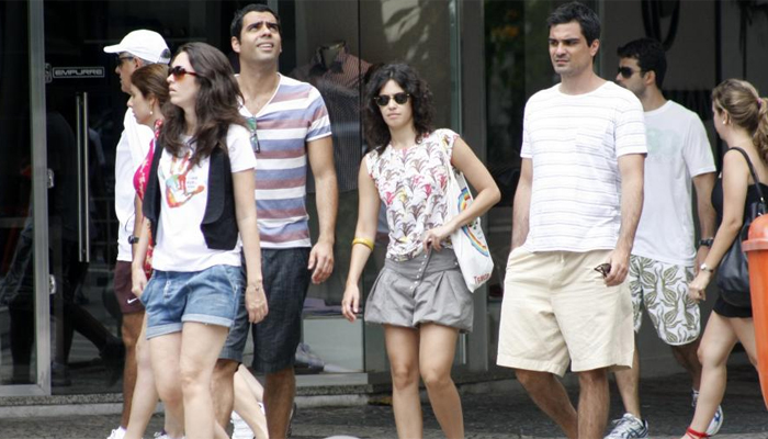 Maria Flor passeia com namorado e amigos pelo Leblon. OFuxico