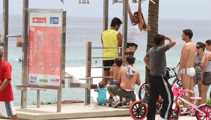 Nivea Stelmann malha e anda de bicicleta no Rio.  OFuxico