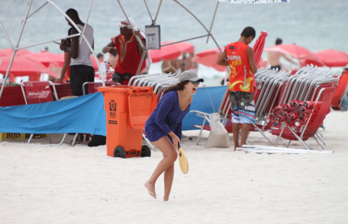 Fernanda Paes Leme joga frescoball na praia - O Fuxico