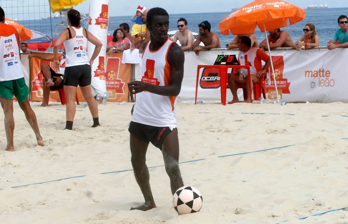 Marcelo Serrado joga futevôlei com Jonathan Azevedo - O Fuxico