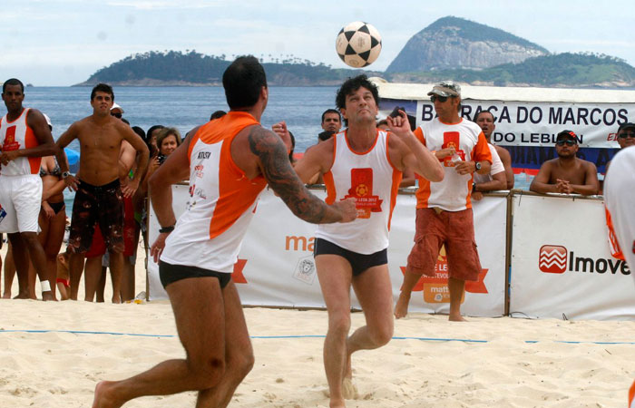 Marcelo Serrado joga futevôlei com Jonathan Azevedo - O Fuxico