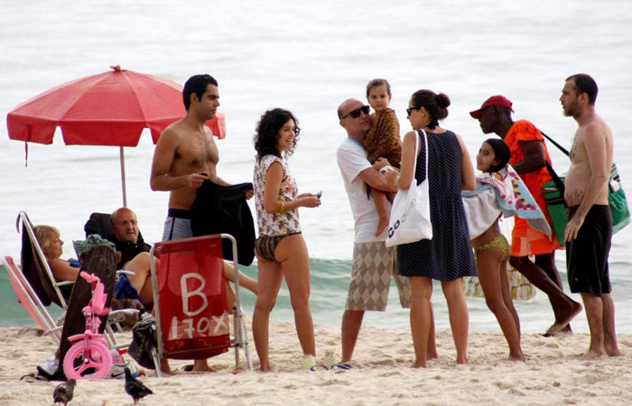 Maria Flor namora na praia do Leblon - O Fuxico