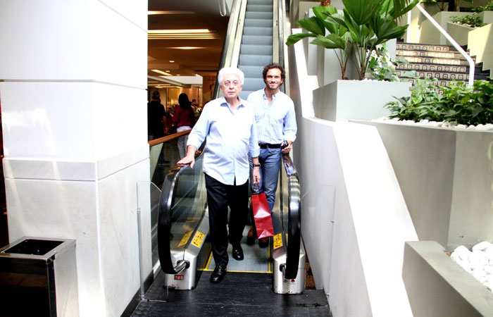 Aguinaldo Silva e Paulo Rocha caminham juntos em shopping - O Fuxico
