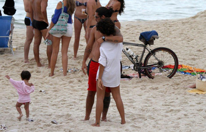 Sheron Menezes namora e brinca com a sobrinha na praia de Ipanema - O Fuxico