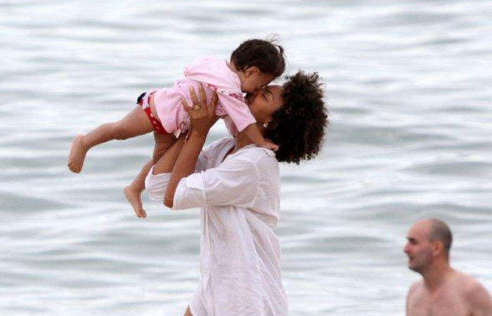 Sheron Menezes namora e brinca com a sobrinha na praia de Ipanema - O Fuxico
