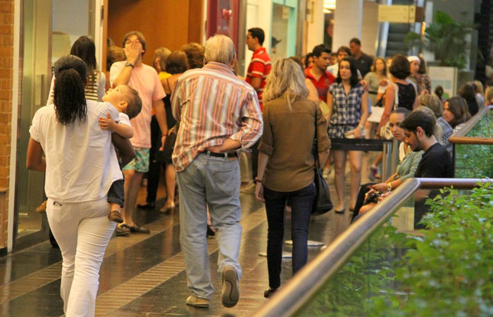 Francisco Cuoco passeia com a namorada no shopping São Conrado - O Fuxico