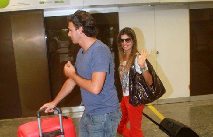 Joana Balaguer é clicada desembarcando no aeroporto do Galeão - O Fuxico