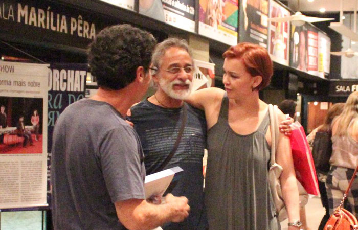 Paulo Betti é abordado por fãs na saída de teatro - O Fuxico