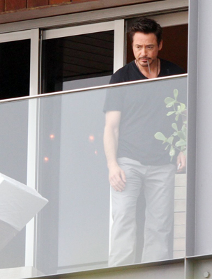  Robert Downey Jr. aproveita o tempo livre para fumar um cigarro