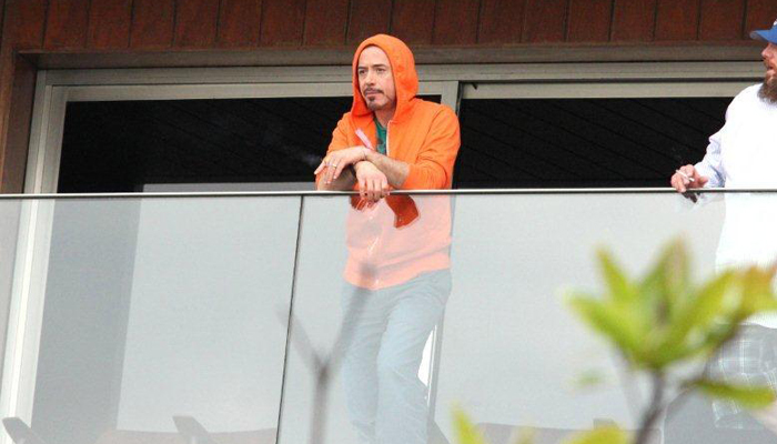  Robert Downey Jr. curte vista do Rio na sacada do hotel