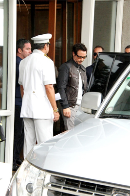 Robert Downey Jr. chega ao hotel