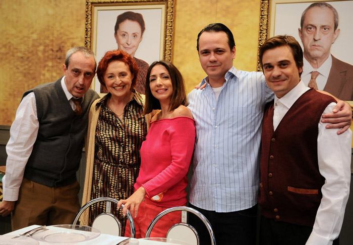 Todo o elenco reunido: Ary França, Ana Lúcia Torre, Flávia Garrafa, Danton Mello e Luciano Gatti