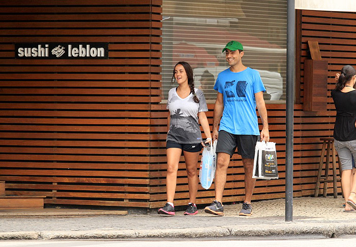 Ricardo Pereira e Francisca Pinto deixam o filho em casa e vão às compras