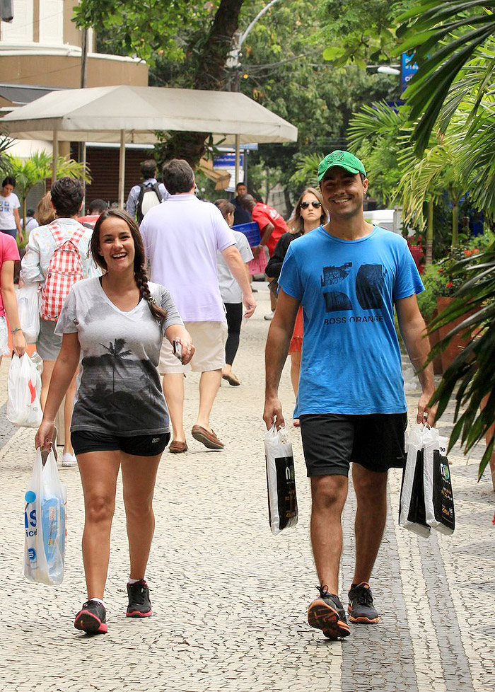 Ricardo Pereira e Francisca Pinto deixam o filho em casa e vão às compras