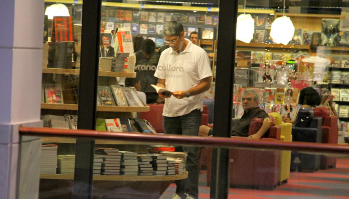 William Bonner, Fátima Bernardes e os filhos vão à livraria no Rio