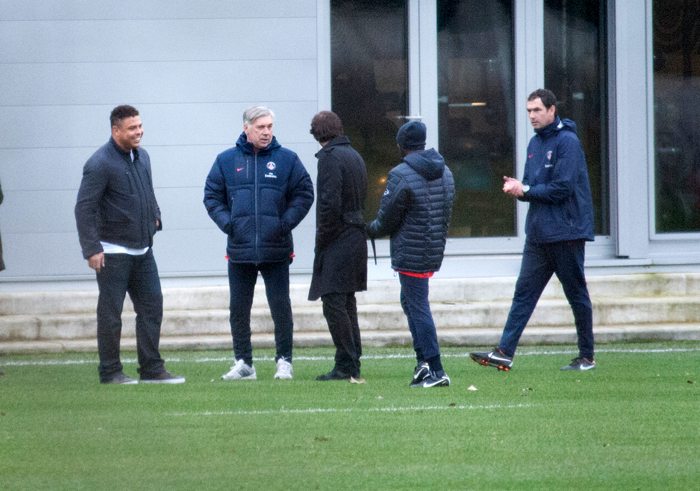 Ronaldo visita amigos jogadores no Paris Saint Germain