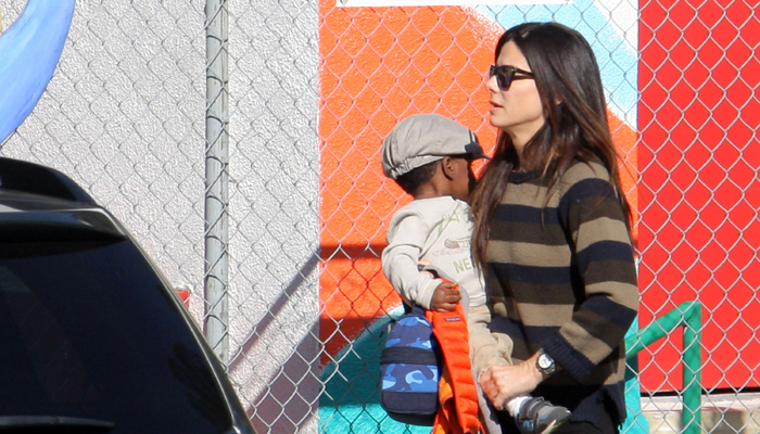 Sandra Bullock pega o filho na escola