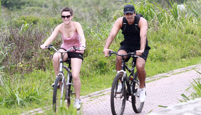 Bianca Bin e o namorado pedalam no Rio de Janeiro