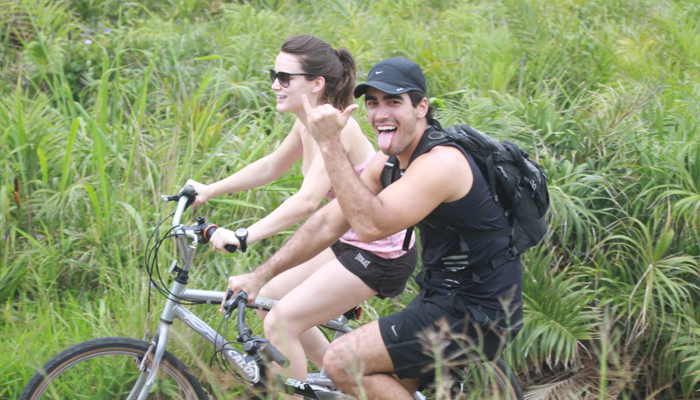 Bianca Bin e o namorado pedalam no Rio de Janeiro