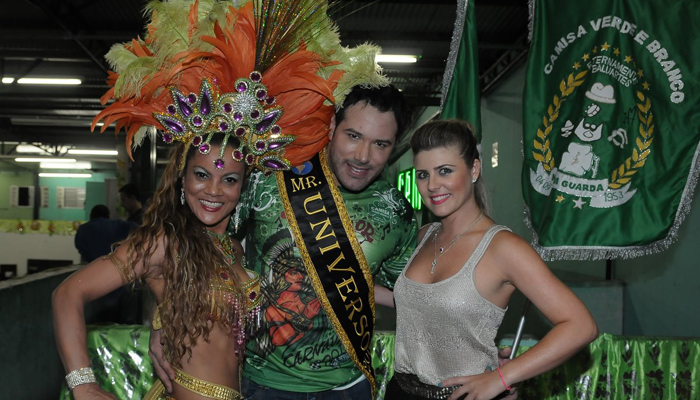 De pernas de fora, Íris Stefanelli vai a ensaio de escola de samba