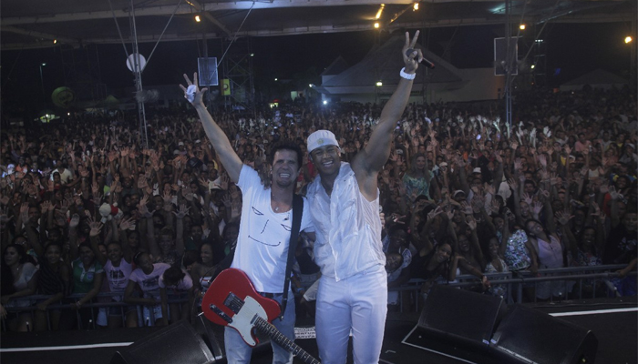 Léo Santana canta com Tuca Fernandes no ensaio de verão do Parangolé