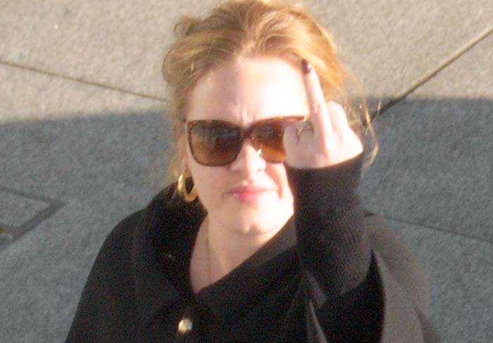 Adele é clicada fumando enquanto se recupera de cirurgia na garganta