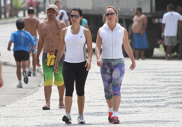 Mônica Carvalho faz caminha com amiga, no Rio