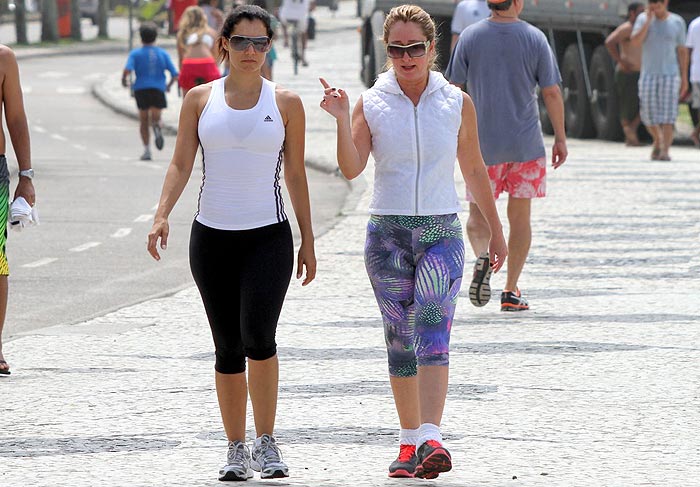 Mônica Carvalho faz caminha com amiga, no Rio