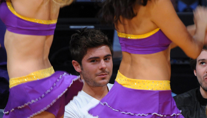 Zac Efron dá olhadinha indiscreta para cheerleaders