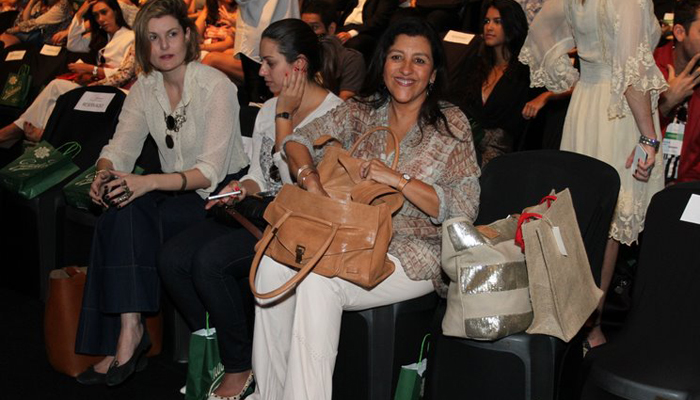 Regina Casé confere desfile no Fashion Business no Rio