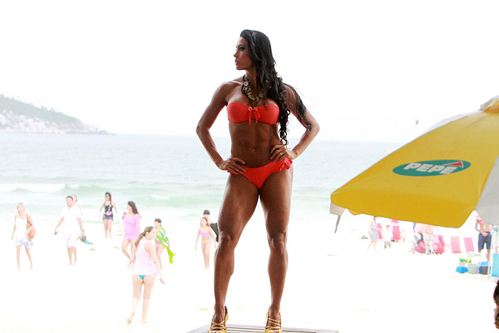 Gracyanne Barbosa faz ensaio fotográfico na praia