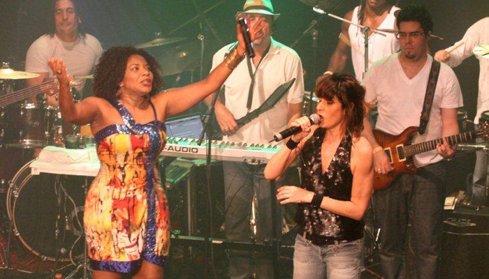 Fernanda Abreu e Margareth Menezes cantam juntas  