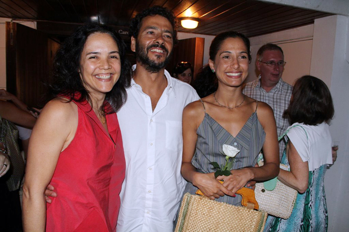 Teresa Seiblitz, Camila Pitanga e Marcos Palmeira posam para os fotógrafos