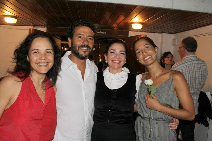 Os atores posam com Lorena da Silva 