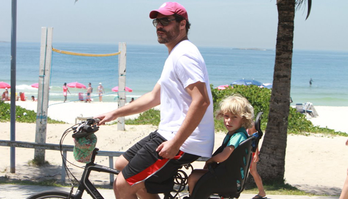 Thiago Lacerda carrega o filho na bike