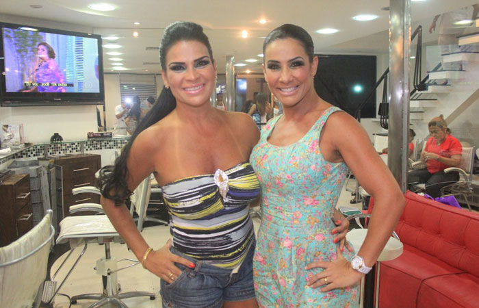 Solange Gomes e Sheila Carvalho se encontram em salão de beleza - O Fuxico