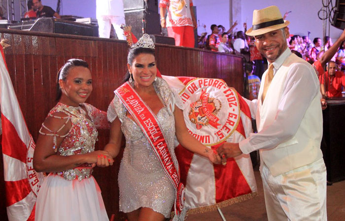 Solange Gomes é coroada rainha de bateria da Porto da Pedra - O Fuxico