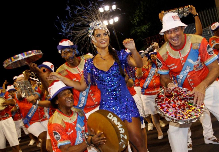 Madrinha de Bateria da União da Ilha quebra tudo com um vestido azul reluzente