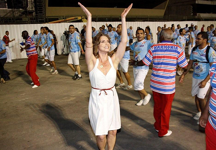 Toda Linda! Letícia Spiller cai no samba