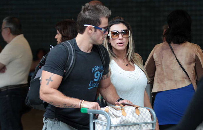Caco Ciocler e Marisol Ribeiro desembarcam em aeroporto de São Paulo