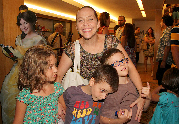 Isabela Garcia com os filhos em dia de teatro