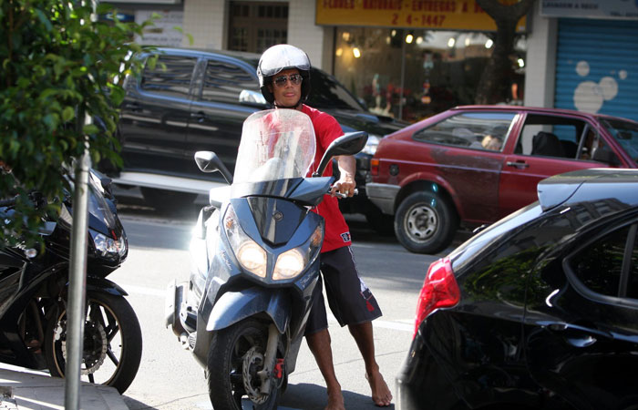 Micael Borges anda de moto nas ruas do Leblon - O Fuxico