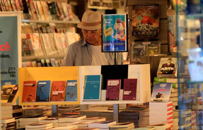 José Wilker compra livros no Leblon - O Fuxico