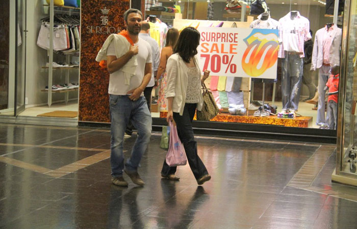 Ângelo Paes Leme vai ao shopping com a esposa - O Fuxico