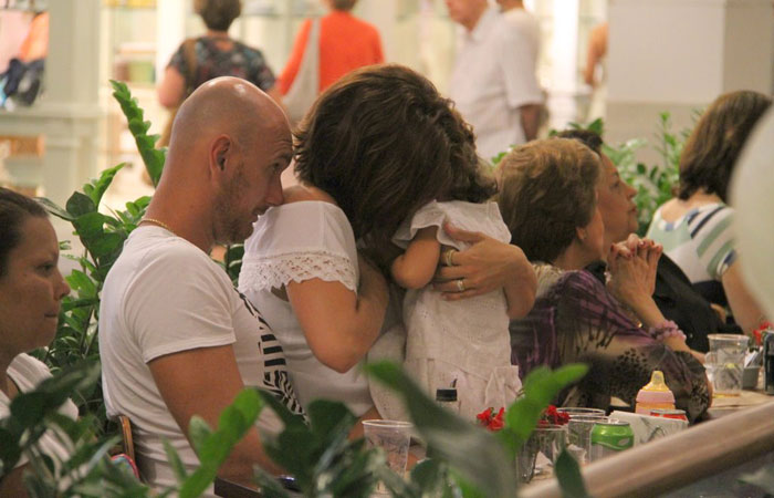 Nalbert janta com esposa e filha em Shopping do Rio - O Fuxico